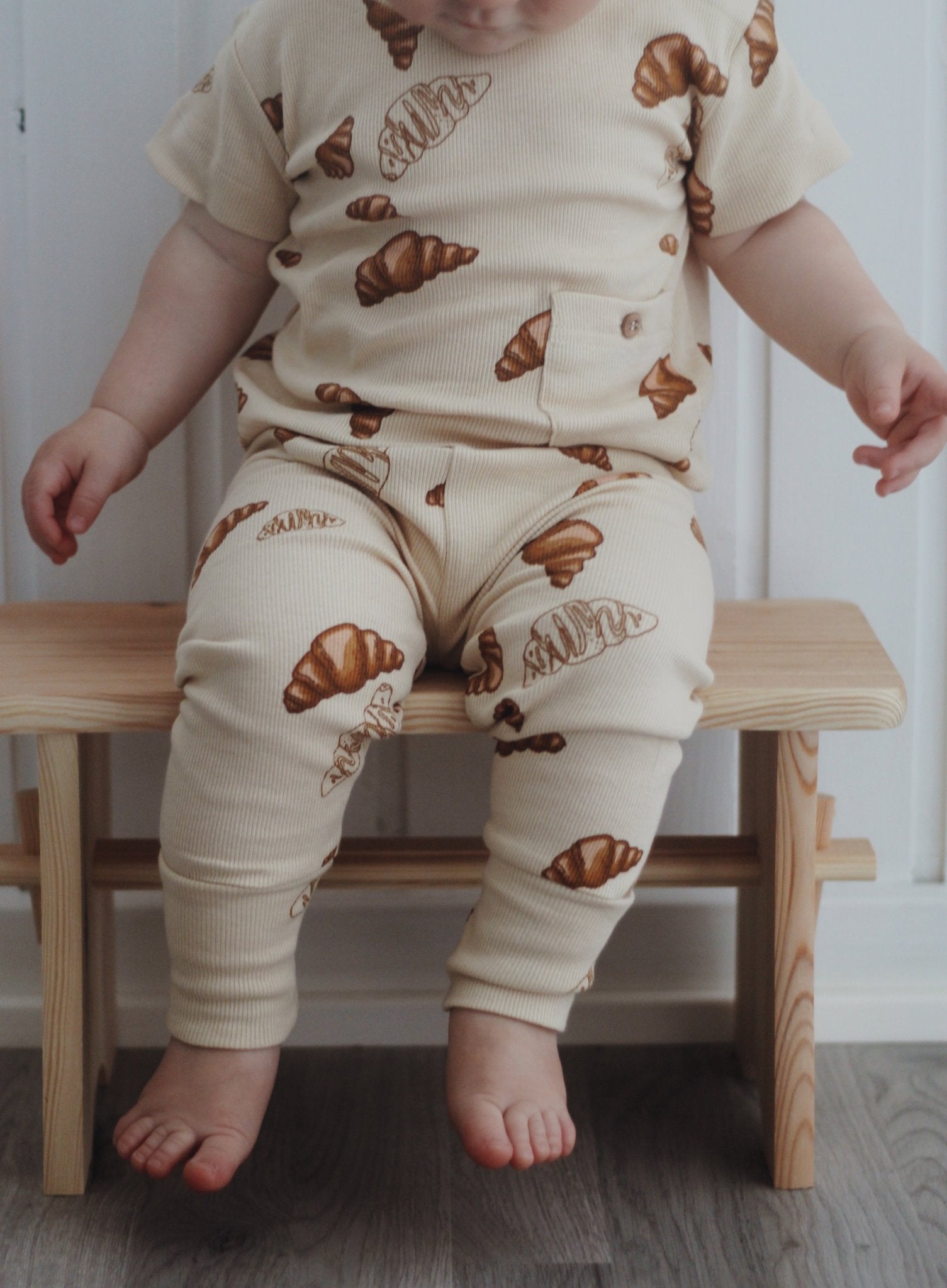 VACVAC Ello Rib Tee SS – Croissant Big | Organic Baby T-Shirt VACVAC