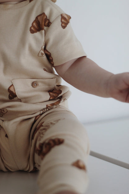 VACVAC Ello Rib Tee SS – Croissant Big | Organic Baby T-Shirt VACVAC